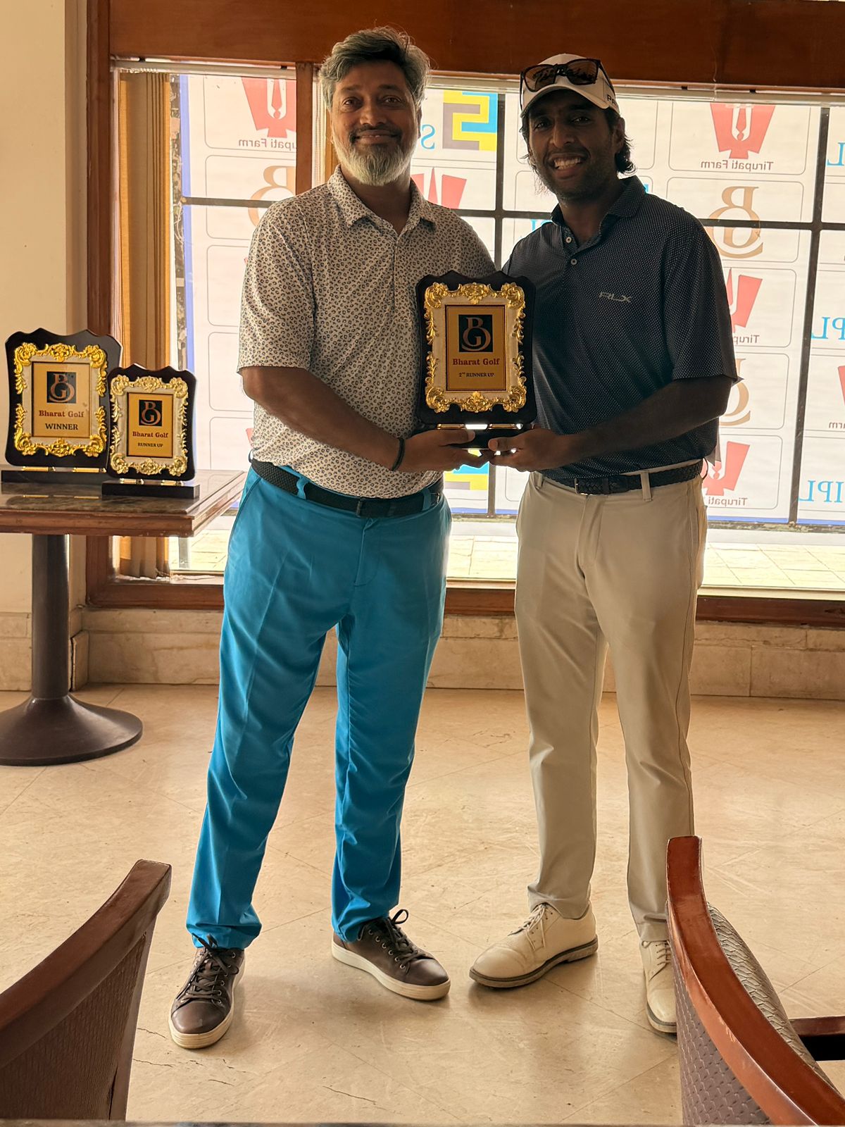 Arun Baisoya presenting a Bharat Golf runner-up trophy